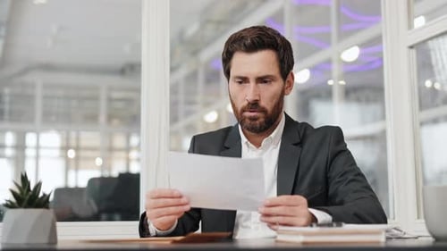 Gerente estresado por el caos de información